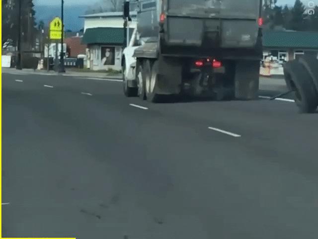 Ô tô - Video: Xe tải rơi bánh tài xế không hề hay biết