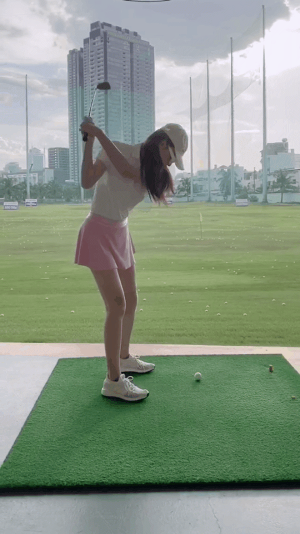 MC Mai Ngọc mê diện váy siêu ngắn, gây thót tim vì tưởng gặp sự cố trên sân golf - 5