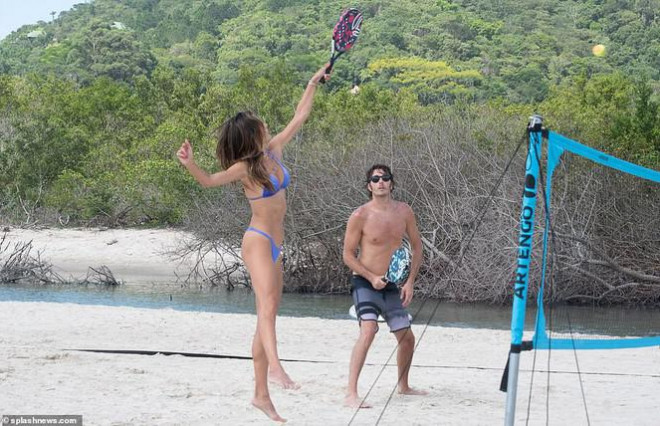 Alessandra Ambrosio thả dáng tuyệt mỹ trên biển - 6