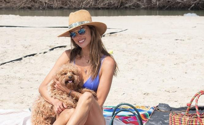 Alessandra Ambrosio thả dáng tuyệt mỹ trên biển - 12