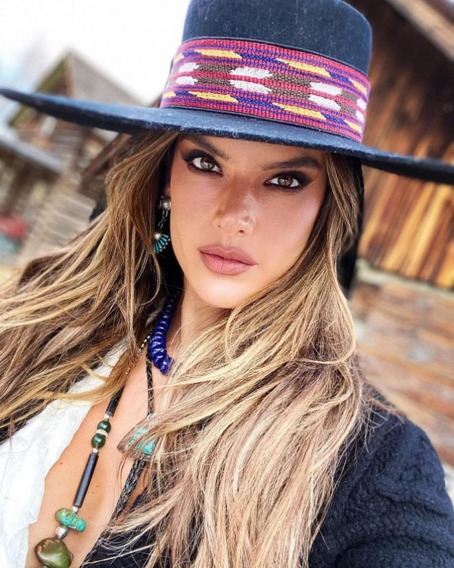 Alessandra Ambrosio thả dáng tuyệt mỹ trên biển - 20
