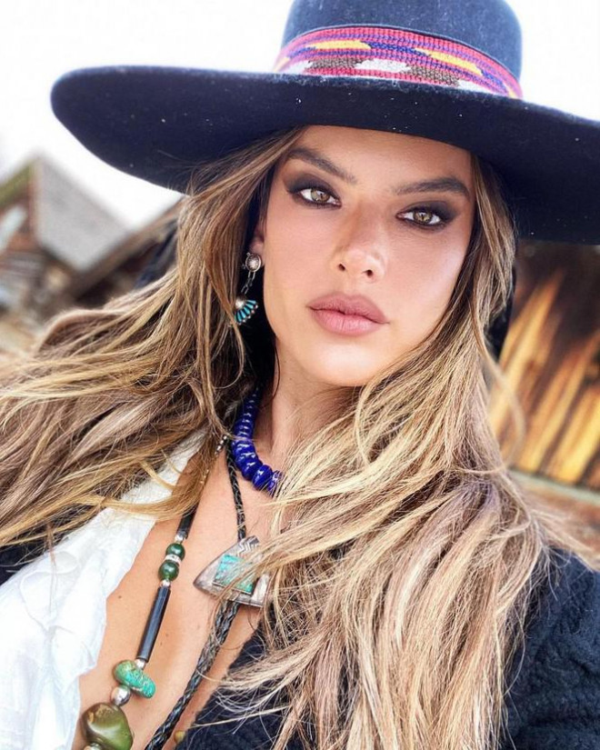 Alessandra Ambrosio thả dáng tuyệt mỹ trên biển - 19