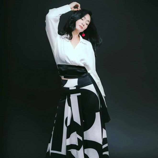 Huyền Lizzie và Thùy Anh 'đọ sắc' trong bikini nhỏ xíu 'nóng nghẹt thở' - 6