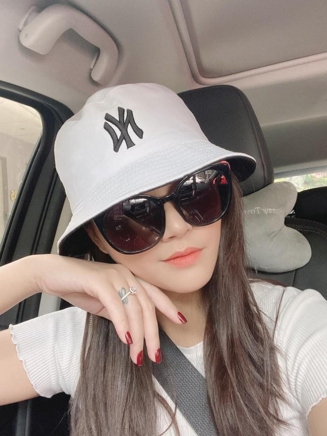 Huyền Lizzie và Thùy Anh 'đọ sắc' trong bikini nhỏ xíu 'nóng nghẹt thở' - 4