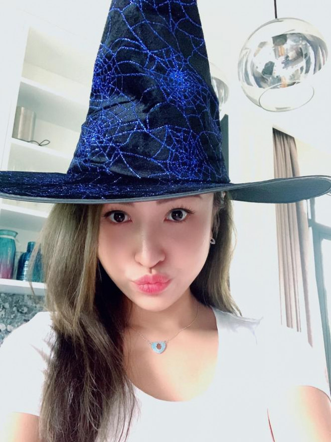 Huyền Lizzie và Thùy Anh 'đọ sắc' trong bikini nhỏ xíu 'nóng nghẹt thở' - 5