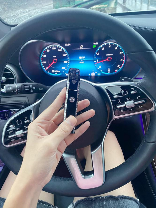 Huyền Lizzie và Thùy Anh 'đọ sắc' trong bikini nhỏ xíu 'nóng nghẹt thở' - 8