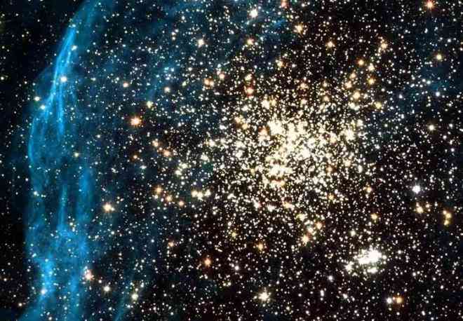 Ảnh minh họa về một cụm sao cầu trong Đám mây Magellanic lớn, thiên hà vệ tinh của Milky Way. Do Trái Đất đang nằm bên trong Milky Way nên chúng ta không thể chụp ảnh trực tiếp cụm sao cầu của chính nó - Ảnh: NASA/ESA/ESO