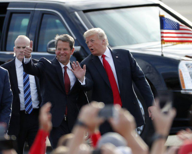 Thống đốc Georgia Brian Kemp và Tổng thống Donald Trump vào năm 2018. Ảnh: Reuters