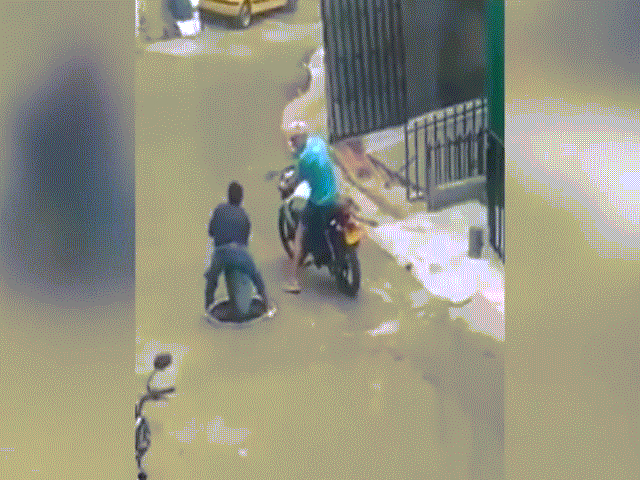 Phi thường - kỳ quặc - Thanh niên trộm nắp cống giữa "thanh thiên bạch nhật" và cái kết đau đớn