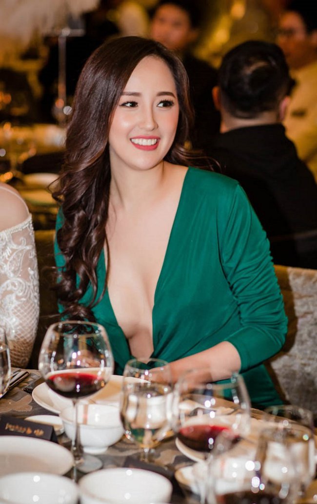 Riêng về cách ăn mặc, người đẹp cũng thoải mái nhất có thể, thậm chí còn theo đuổi phong cách sexy có phần táo bạo với danh xưng “Hoa hậu sexy nhất showbiz Việt”…

