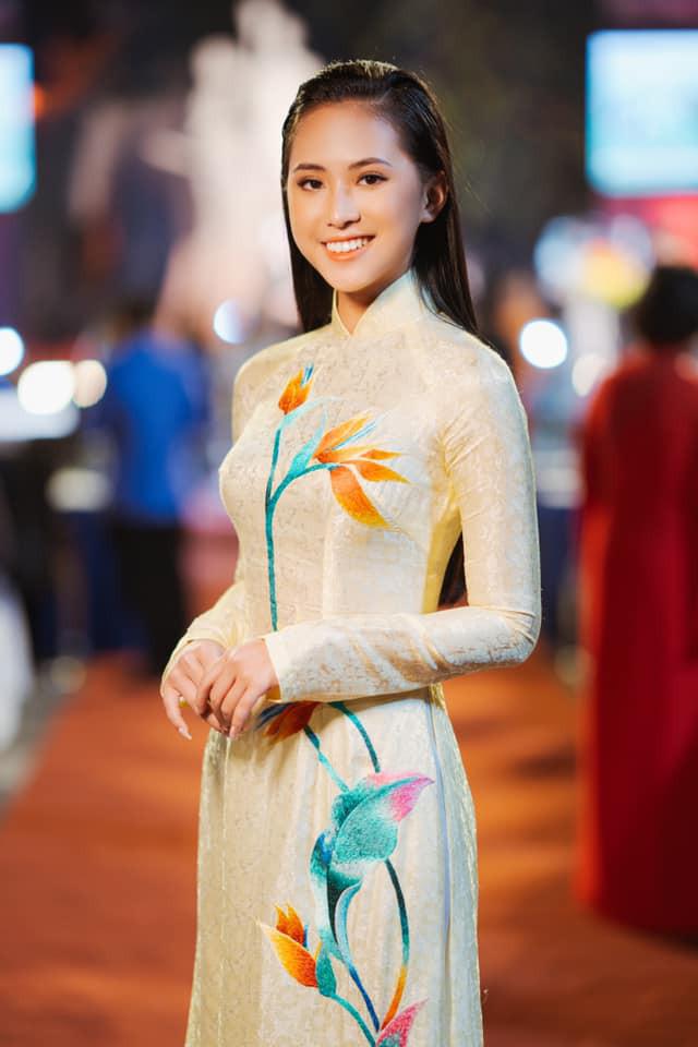 'Kình ngư' - Người đẹp Thể thao Phù Bảo Nghi duyên dáng và nữ tính với áo dài - 3