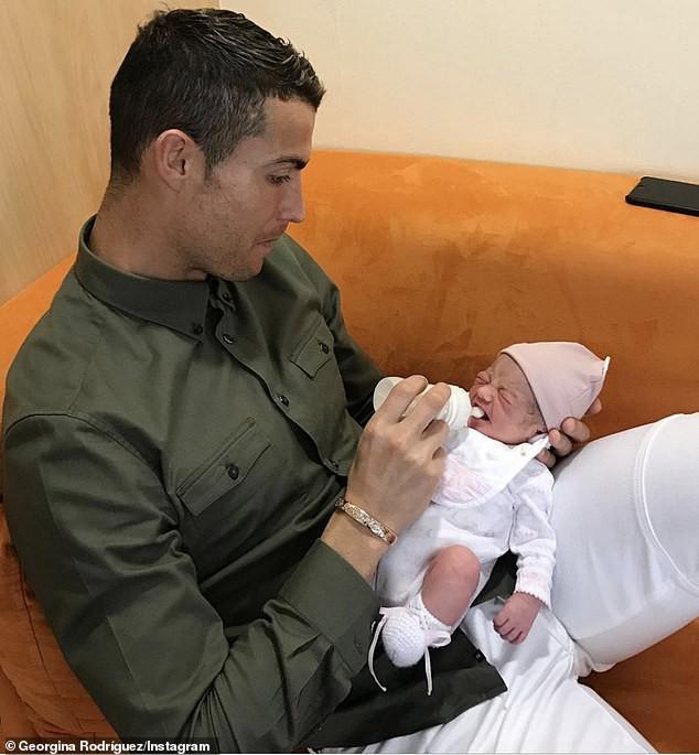 Bạn gái Ronaldo diện nội y nóng bỏng gây &#39;bão&#39; mạng - 9