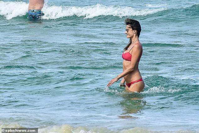 Alessandra Ambrosio thả dáng tuyệt mỹ trên biển - 15