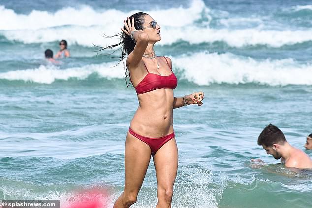 Alessandra Ambrosio thả dáng tuyệt mỹ trên biển - 14