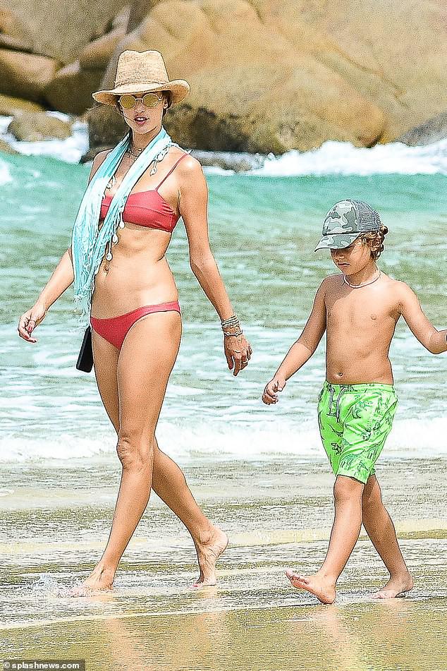 Alessandra Ambrosio thả dáng tuyệt mỹ trên biển - 17