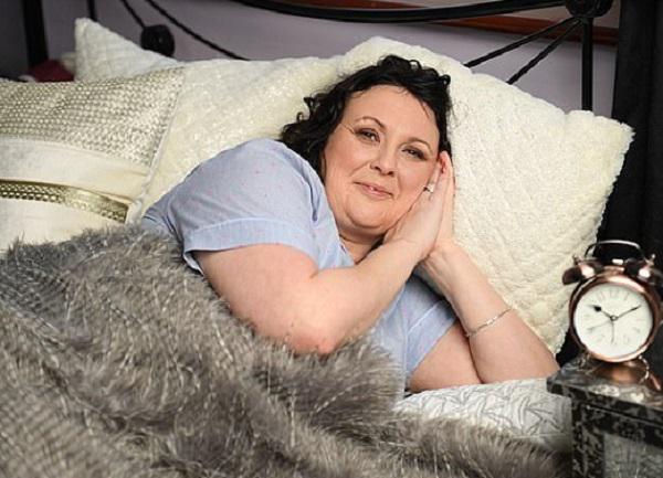 Chị Paula Steward (38 tuổi) mắc chứng bệnh kỳ lạ khiến chị một khi đã ngủ thì khó lòng tự tỉnh lại, cần có người khác tác động mạnh. Ảnh: Daily Mail