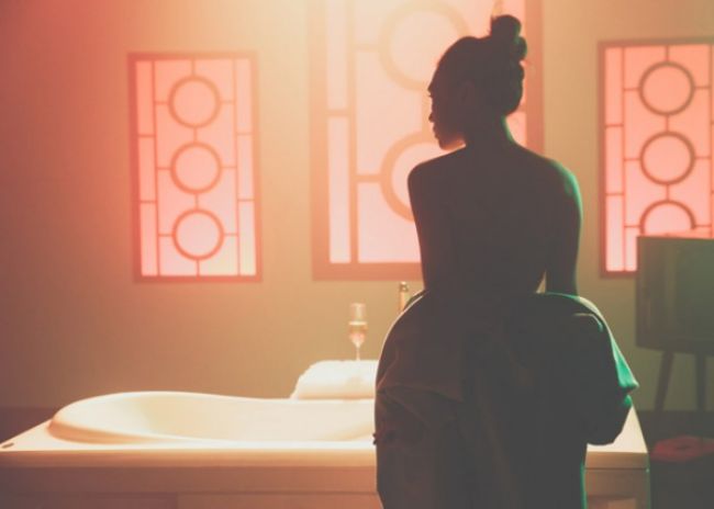 Trong MV "Anh chưa từng biết", Mỹ Tâm không chỉ lột xác với hình tượng nàng geisha quyến rũ mà còn khiến nhiều người hâm mộ mắt tròn mắt dẹt với phân cảnh khoe lưng trần và bán nude đầy gợi cảm trong bồn tắm.
