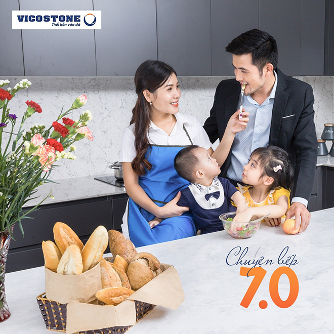“Chuyện bếp 7.0” được phát triển ý tưởng từ độ cứng của đá thạch anh Vicostone (7/10 theo thang Moh) kết hợp cùng công nghệ 4.0. Qua đó thể hiện đặc điểm riêng biệt của sản phẩm Vicostone, đồng thời mang đến sự gần gũi, hòa chung nhịp sống hiện đại của thương hiệu với người tiêu dùng.