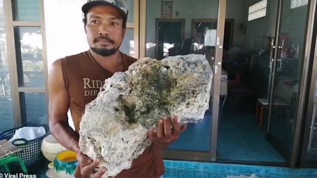 Hồi tháng 3/2019, Surachet Chanchu (Thái Lan) đang nhặt rác trên bãi biển ở Songkhla thì tìm thấy một khối màu xám bị dạt vào bờ.
