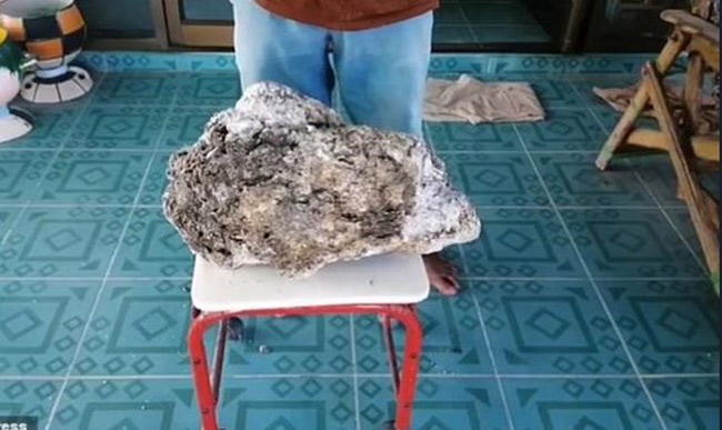 Nhìn bề ngoài khối này không có gì đẹp và nặng tới gần 17kg.
