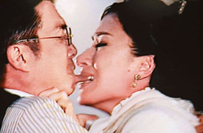 Lưu Tùng Nhân và Dương Di có nụ hôn 'bạo lực' khi đóng chung trong 'Danh viện vọng tộc'. Không những thế, khoảnh cách tuổi tác cũng trở thành vấn đề gây tranh cãi trên màn ảnh. Thời điểm đóng phim, Lưu Tùng Nhân đã ngoài 63 tuổi, trong Dương Di chỉ mới 34 tuổi.
