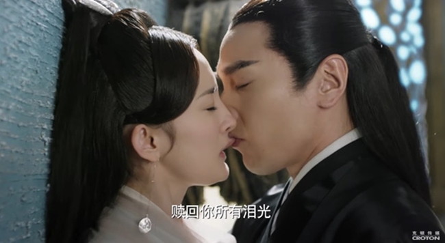 Triệu Hựu Đình có cảnh cắn môi Dương Mịch trong Tam sinh tam thế thập lý đào hoa khiến nhiều khán giả sốc.

