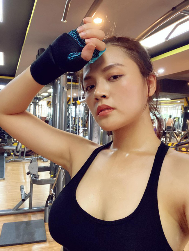 Thời gian gần đây, Thu Quỳnh tập trung vào việc tập gym. Cô gây chú ý với góc chụp khiến nhiều người để mắt tới vòng một.

