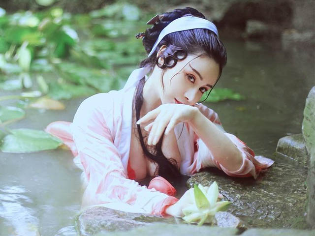 Làm đẹp - Sinh con hơn 1 tháng, "bác sĩ cơ bắp" xứ Trung khoe body thon gọn khi hóa thân Bạch Xà