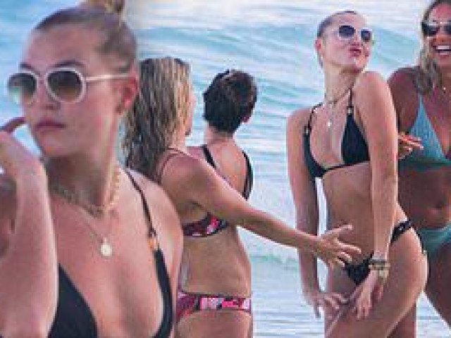 Làm đẹp - Chân dài 9x Rachel Hilbert cực nóng bỏng đi tắm biển cùng hội chị em