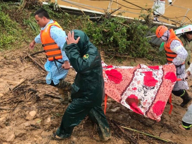 Tin tức trong ngày - Bất ngờ vị trí tìm thấy nữ du khách thứ 2 bị lũ cuốn mất tích