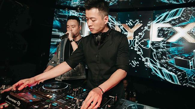 DJ Huy DX là một trong các DJ có thâm niên trong giới chơi nhạc Việt Nam.