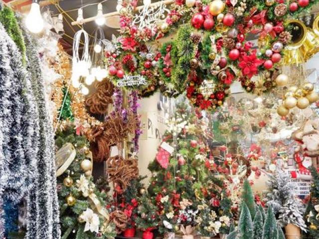 Thị trường - Tiêu dùng - Dạo quanh 2 phố bán đồ Giáng sinh hot nhất 2 miền: Nơi nào đáng để mua sắm hơn?