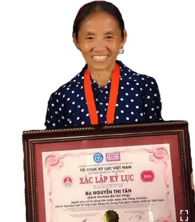 Bà Tân Vlog đã trở thành 'vlogger nhiều tuổi nhất Việt Nam' được nhận Nút Vàng YouTube và xác lập kỷ lục Guinness vào năm 2019.