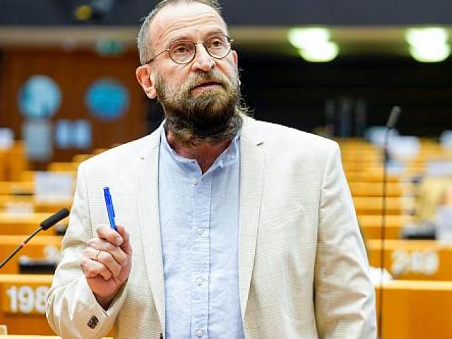 Thế giới - Chính trị gia Hungary tham gia "tiệc sex", trèo ống nước trốn cảnh sát