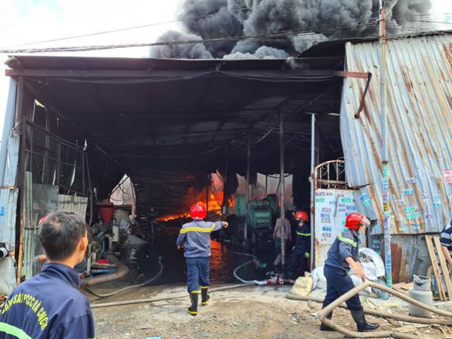 Tin tức trong ngày - Nhà xưởng ở Bình Dương bốc cháy dữ dội giữa trưa