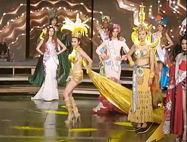 Tại&nbsp;&#34;Hoa hậu người mẫu thế giới&#34;, bộ trang phục dân tộc của thí sinh&nbsp;Philippines dính&nbsp;vào sàn khiến cô không thể di chuyển nhưng có ý kiến cho rằng cô bị thí sinh khác giẫm lên váy.
