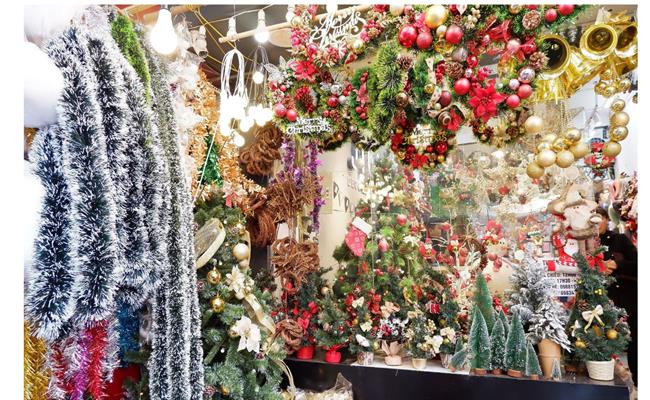 Phố bán đồ Giáng sinh sôi động và tấp nập sẽ giúp bạn tìm thấy nhiều món đồ siêu xinh để trang trí cho căn nhà của mình. Thật tuyệt vời khi được dạo chơi nơi đây và mua sắm đồ trang trí Giáng sinh.