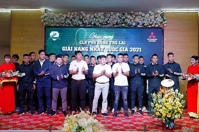 Buổi lễ chúc mừng thăng hạng của đội bóng Phù Đổng