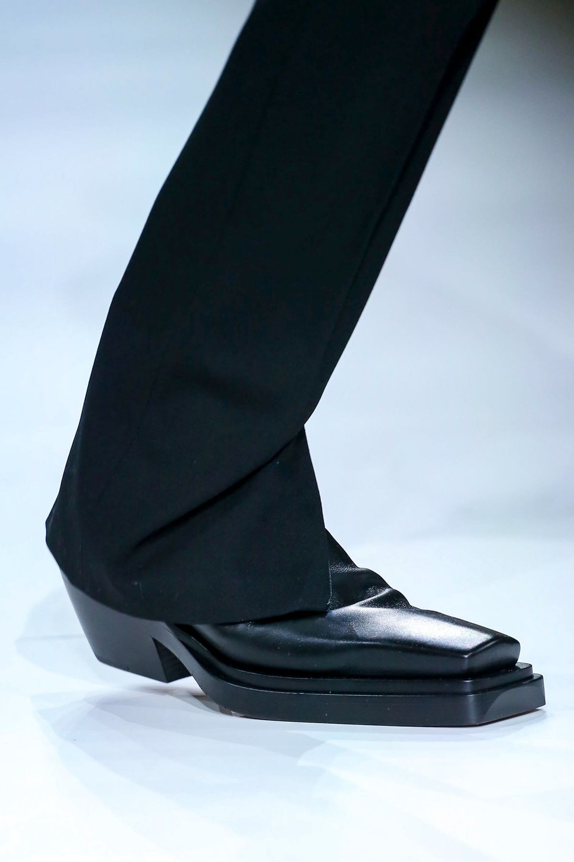 Xu hướng giày mũi vuông đáng chú ý cho mùa mốt 2020 - 3