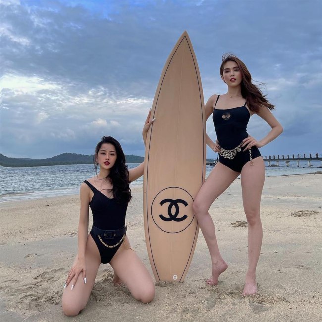 Cả 2 lựa chọn đồ bơi màu đen cùng thương hiệu Chanel tạo dáng như mẫu chuyên nghiệp.
