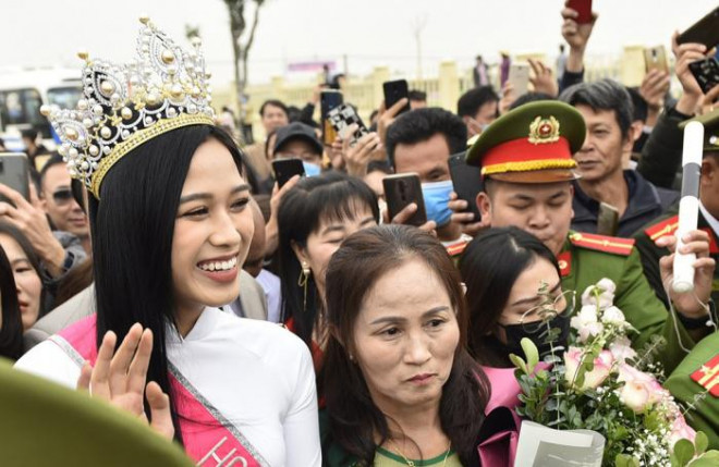 Đỗ Thị Hà trở về quê sau khi đăng quang Hoa hậu Việt Nam 2020