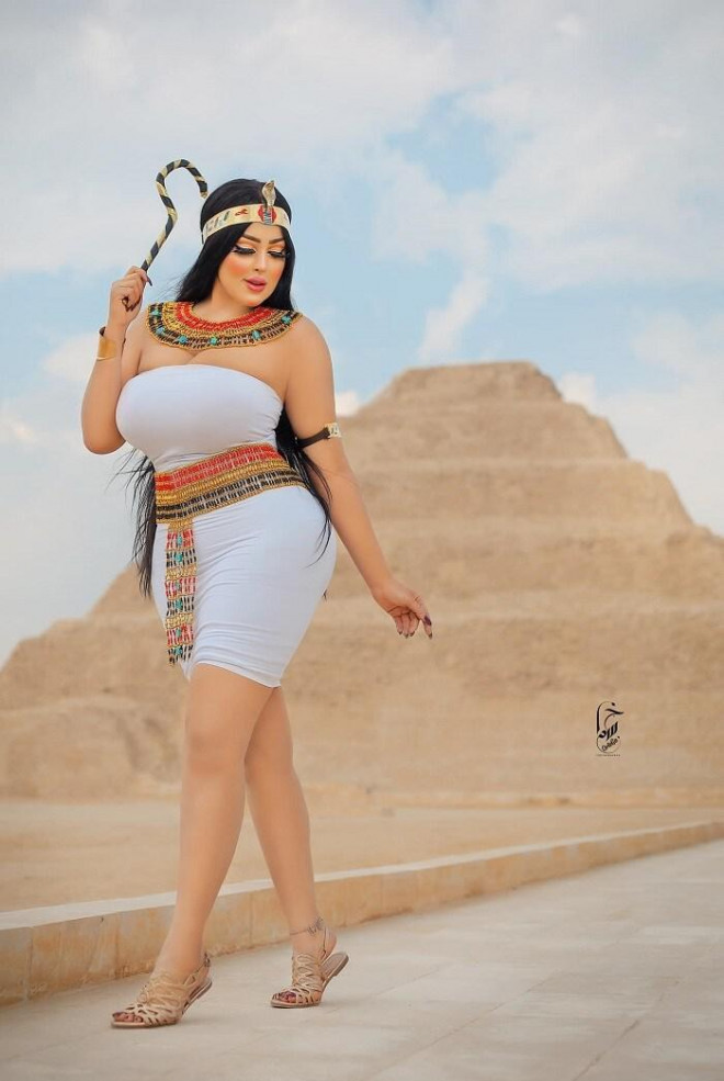 Hình ảnh người mẫu Shimi chụp trước kim tự tháp bị cho là khêu gợi và xúc phạm di tích