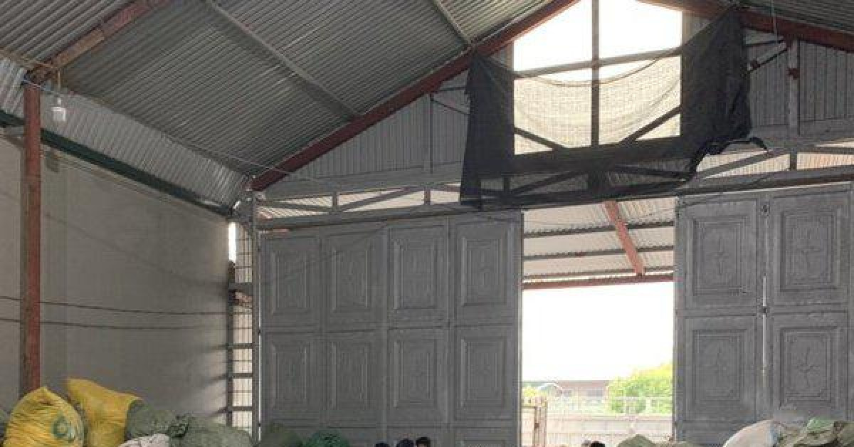 Thị trường - Tiêu dùng - Thu giữ kho hàng thời trang "sida" nhập lậu lớn nhất miền Bắc