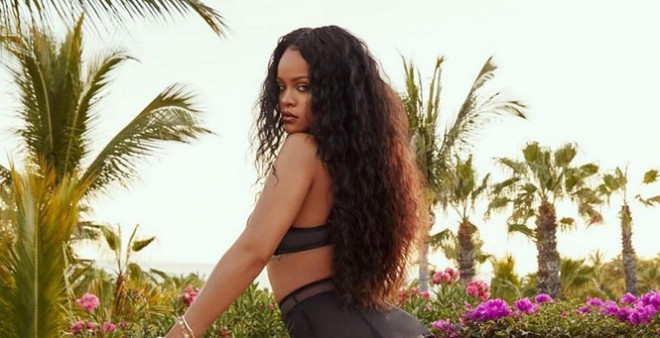 Rihanna bốc lửa với nội y Giáng sinh - 9