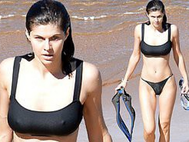 Làm đẹp - Minh tinh nóng bỏng Alexandra Daddario 'đốt mắt' người nhìn ở biển