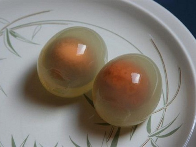 Phi thường - kỳ quặc - "Bóc trần" sự thật về quả trứng trong suốt với lòng đỏ màu cam khiến cộng đồng mạng kinh ngạc