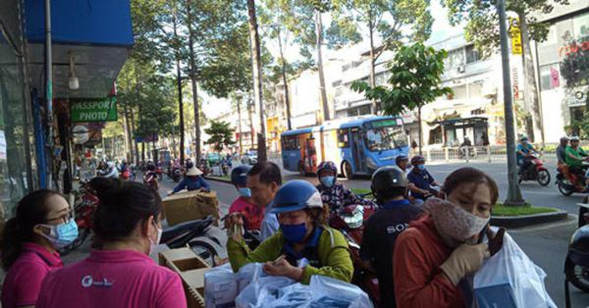 Thị trường - Tiêu dùng - Giá khẩu trang y tế ổn định dù sức mua đang tăng