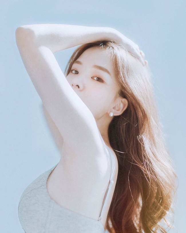 Những shoot hình nội y của Lee Ha Neul pha trộn tinh tế giữa sự gợi cảm và ngây thơ, thanh thuần nhưng vẫn quyến rũ.
