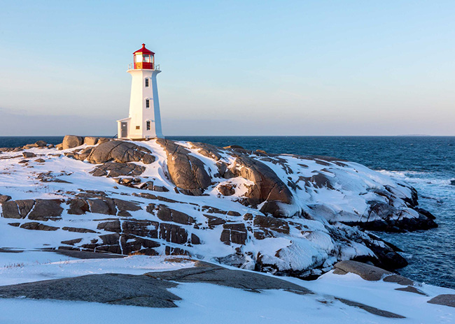 Nova Scotia, Canada: Các bãi biển, núi lửa và thủy triều lớn nhất thế giới mang lại cho thị trấn nhỏ bé bên bờ Đại Tây Dương này một cảm giác như lạc vào thần thoại. Vách đá Fundy dài 164km hiện đã trở thành là Công viên địa chất toàn cầu của UNESCO, nơi du khách có thể khám phá những thành tạo đá có vài trăm triệu năm lịch sử hay những truyền thuyết đầy hấp dẫn.
