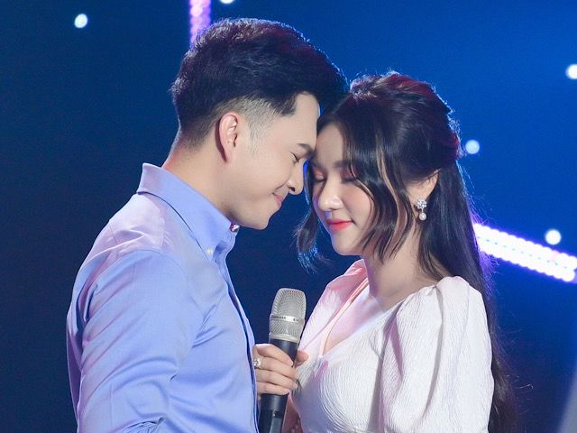 Giải trí - Sao nam có vợ hot girl vẫn ôm ấp gái xinh tình tứ, được mọi người hò hét “hôn đi” là ai?